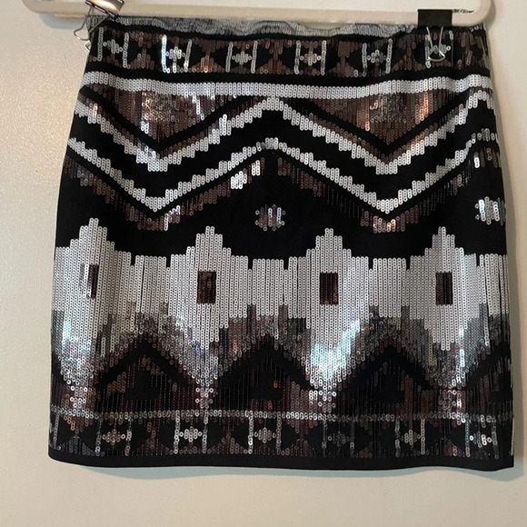 Express Geometric Patterned Sequin Mini Skirt Black and Silver Size Medium - Picture 4 of 7